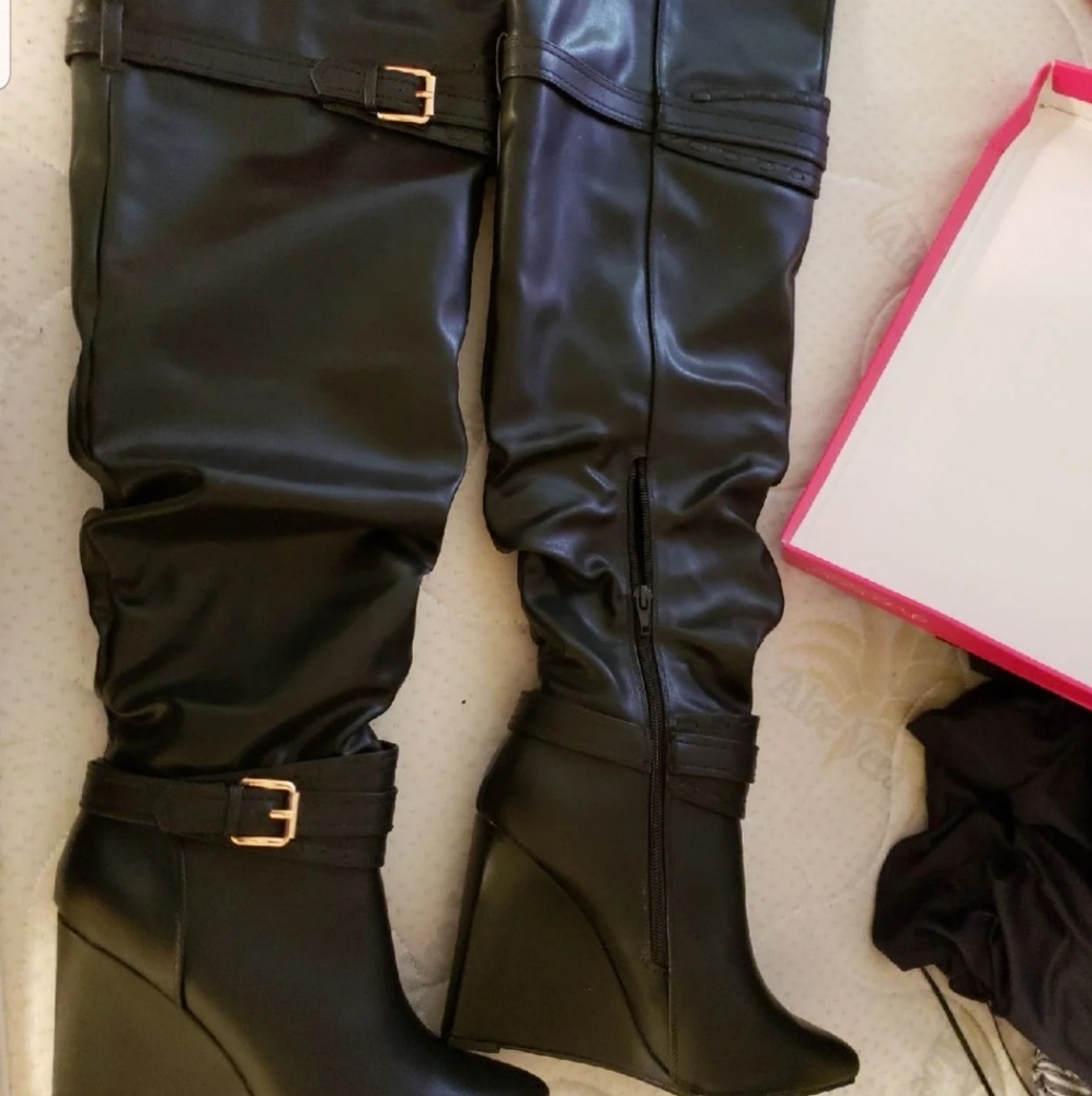 Knee boots